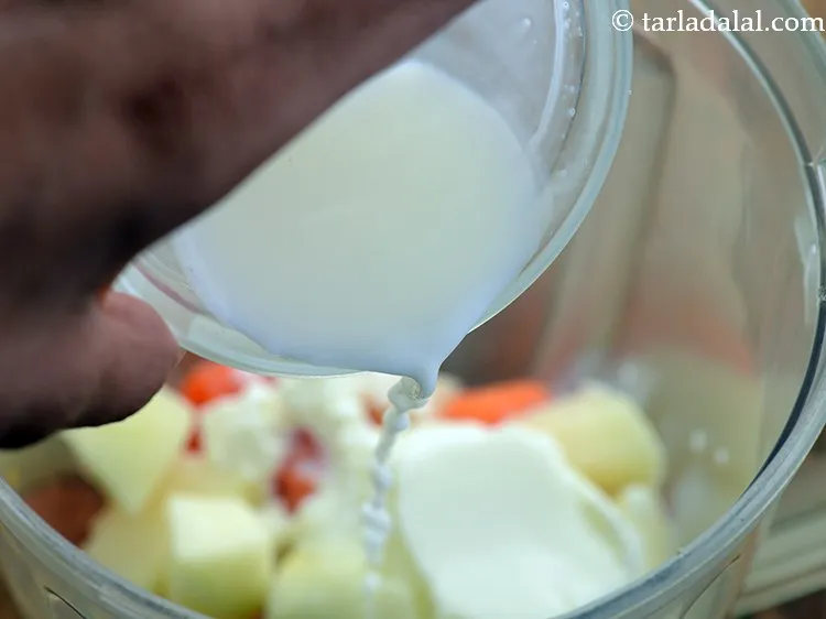 स्टेप 6 – ठंडा दूध डालें।