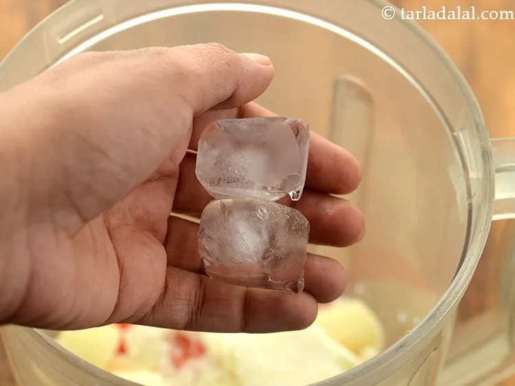 स्टेप 8 – बर्फ के टुकड़े डालें।