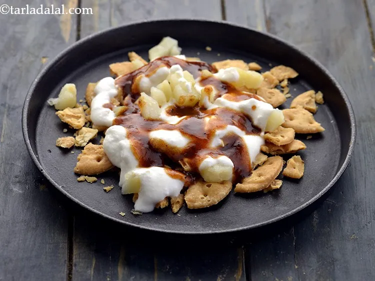 Step 17 – Top with 2 tbsp khajur imli ki chutney.