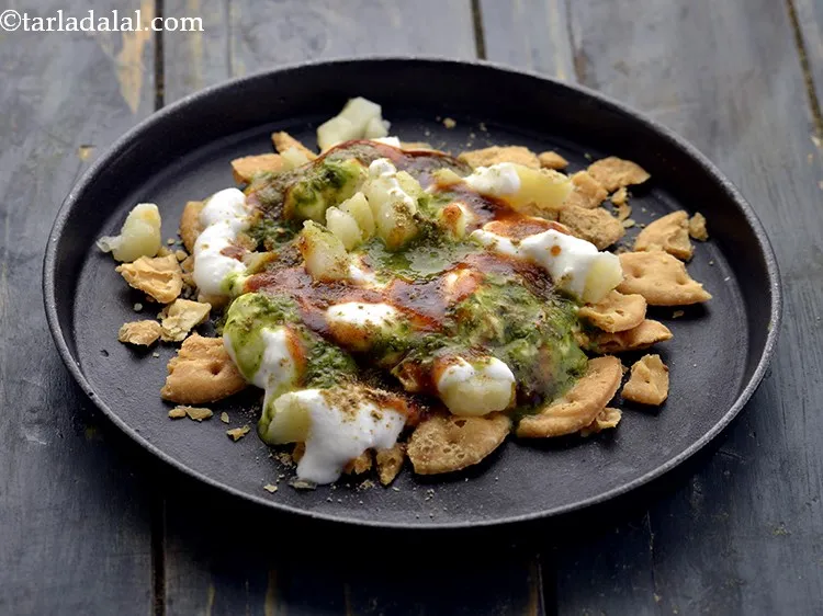 Step 19 – Sprinkle a little salt, &frac14; tsp <a href="https://www.tarladalal.com/Chaat-Masala-(-Chaat)-2788r" target="_blank">chaat masala</a>.