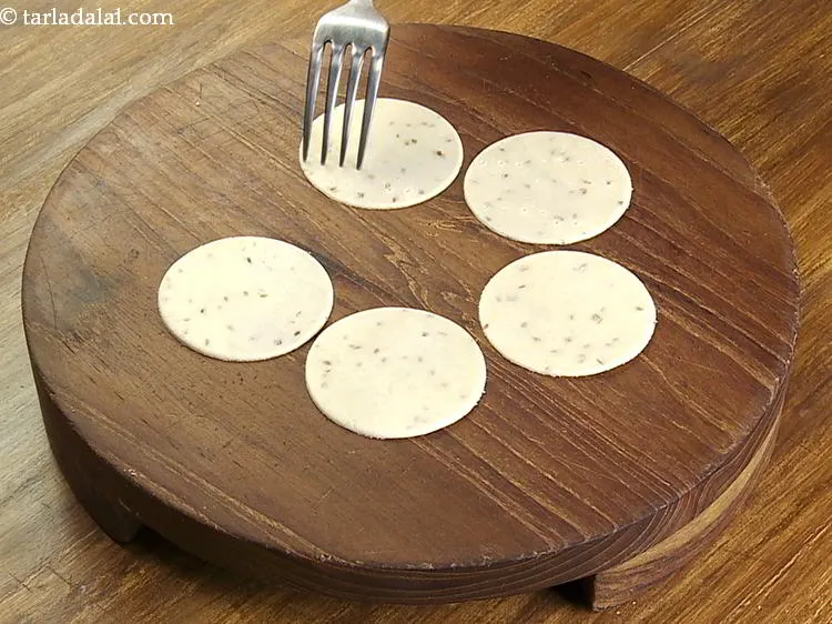 स्टेप 14 – प्रत्येक पापड़ी को एक कांटा से समान रूप से प्रीक …