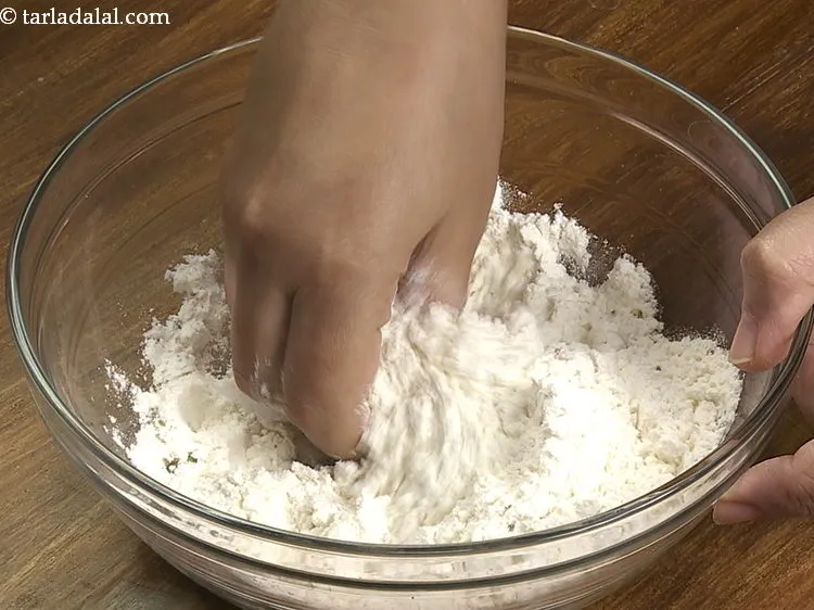 स्टेप 5 – ब्रेड क्रम्ब जैसा मिश्रण बनाने के लिए अपनी उंगलियों से …