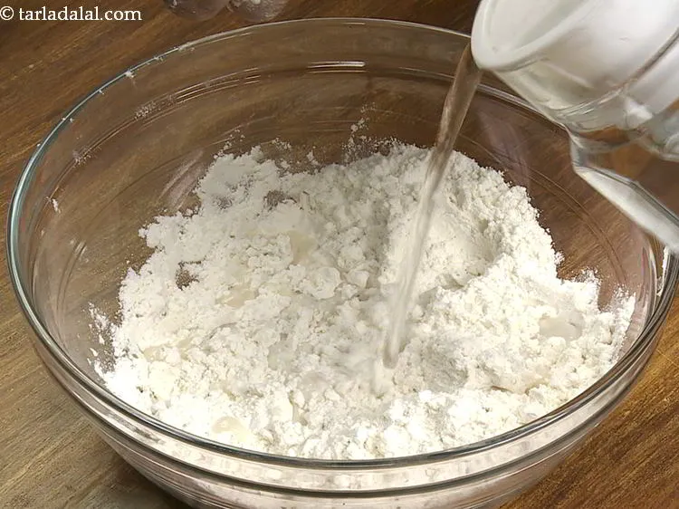 स्टेप 6 – पापड़ी का आटा बनाने के लिए पर्याप्त पानी डालें। पानी …