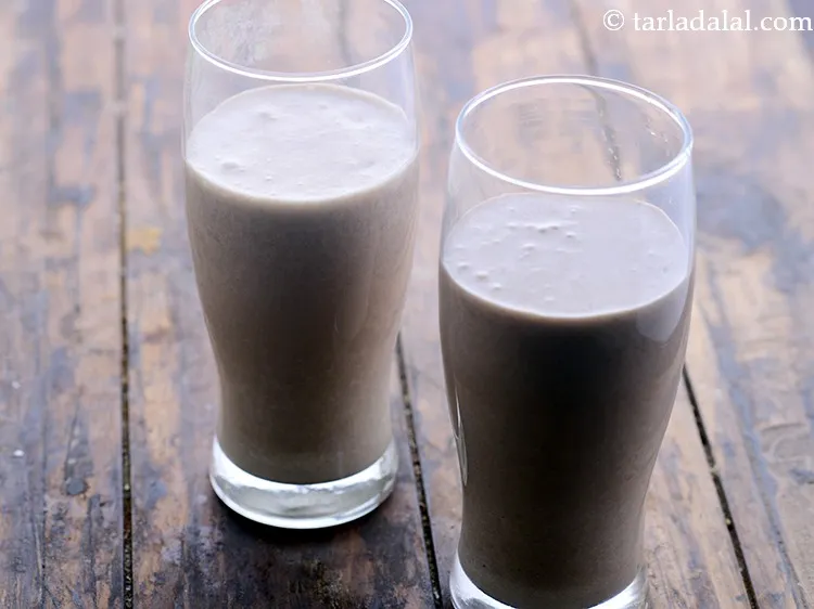 Step 7 – Pour equal quantities of the&nbsp;<strong>Parle g milkshake | parle g biscuit milkshake | Indian style …