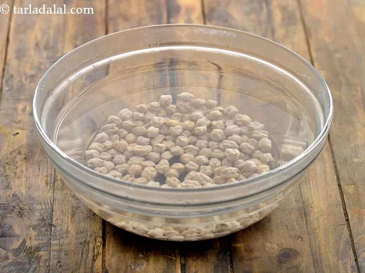 Step 2 – To make<strong> parsley hummus</strong>, wash and soak approximately &frac14; cup of kabuli chana (chickpeas) in …