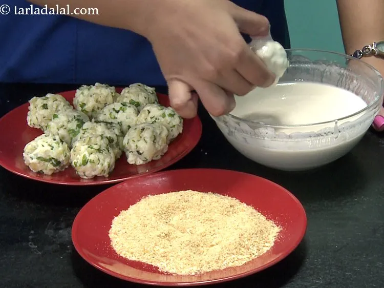 Step 18 – Dip the balls, one by one, in the plain flour mixture.&nbsp;