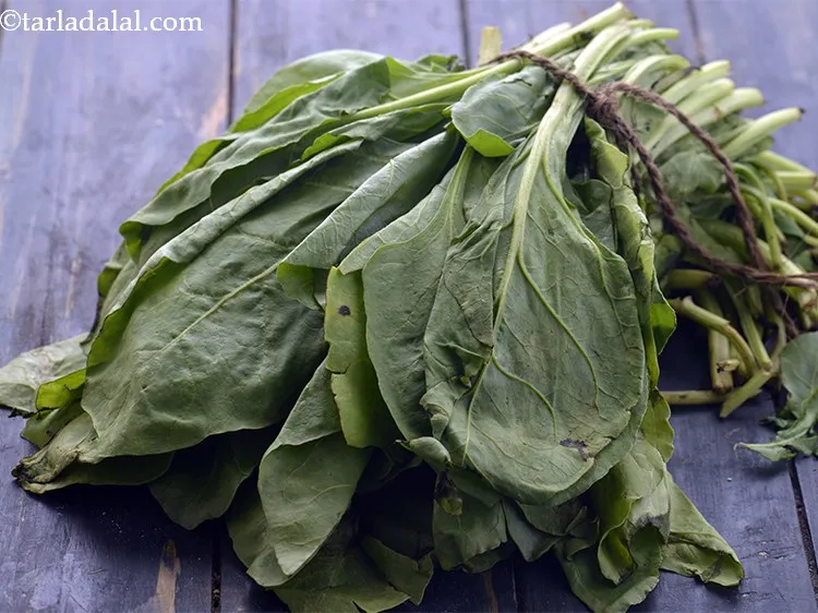 Step 4 – For preparing the <strong>creamy spinach soup</strong>, take a bunch of spinach.
