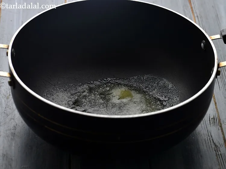 स्टेप 2 – <strong>पाव भाजी फोन्ड्यु</strong> बनाने के लिए, एक गहरे नॉन-स्टिक पैन …