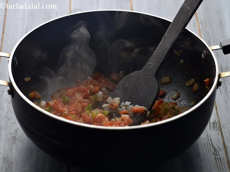 स्टेप 10 – अच्छी तरह मिलाएं और मध्यम आंच पर २ मिनट तक …