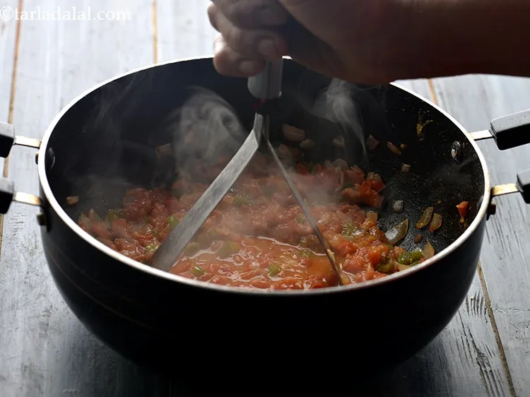 स्टेप 11 – मैशर की सहायता से मसलते हुए और बीच-बीच में हिलाते …