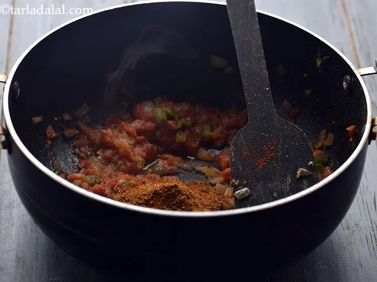 स्टेप 12 – पाव भाजी मसाला डालें। हमने <a href=""https://www.tarladalal.com/pav-bhaji-masala-homemade-pav-bhaji-masala-hindi-40578r"" target=""_blank"">घर के बने …