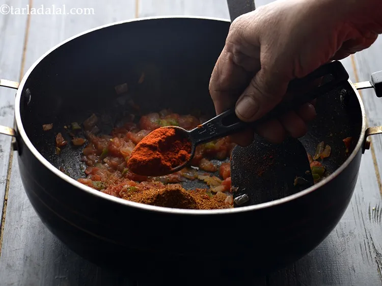 स्टेप 13 – मिर्च पाउडर डालें।