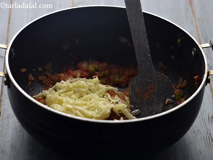 स्टेप 14 – चीज़ डालें। प्रोसेस्ड चीज़ को चेड्डार चीज़ या मोज़ेरेला से …