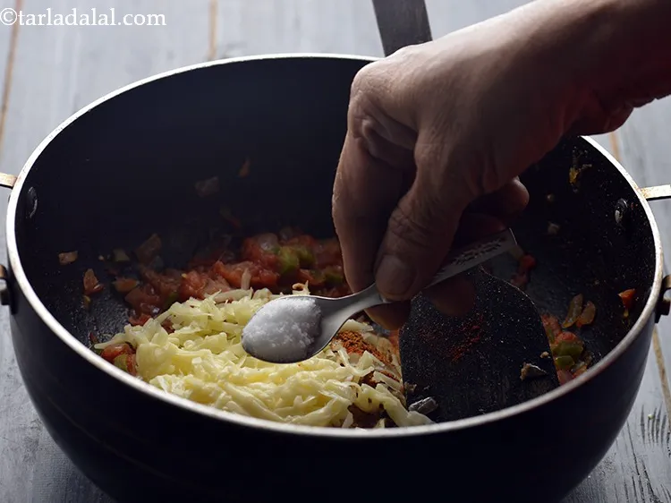 स्टेप 15 – दूध और नमक डालें। सुनिश्चित करें कि दूध कमरे के …