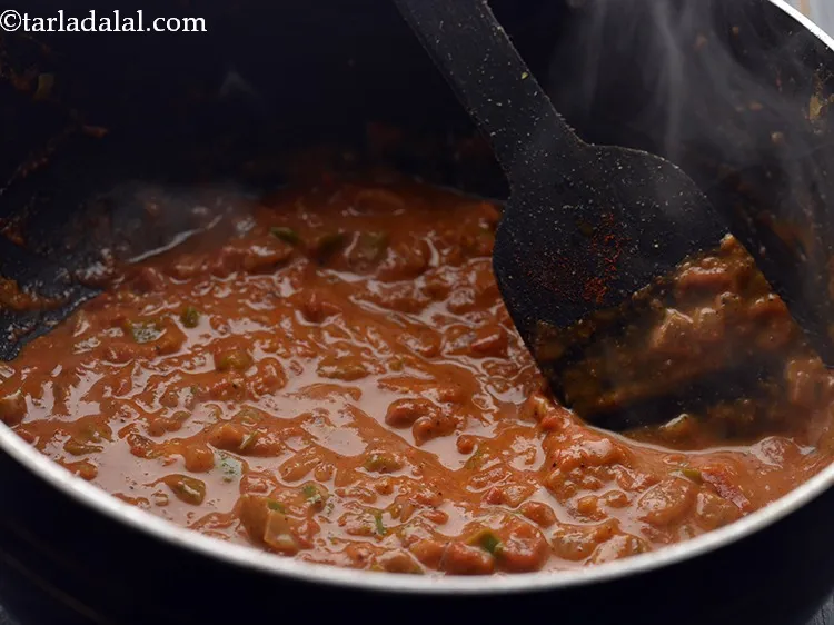 स्टेप 16 – <strong>पाव भाजी फोंड्यू</strong> को अच्छी तरह मिला लें और मध्यम …