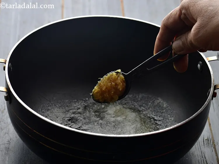 स्टेप 3 – लहसुन का पेस्ट डालें। आप लाल मिर्च-लहसून की पेस्ट का …