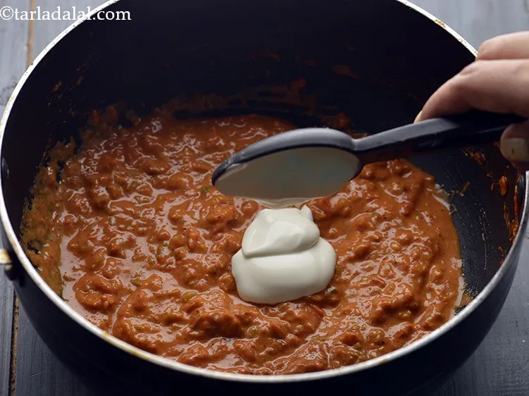 स्टेप 19 – फ्रेश क्रीम डालें।