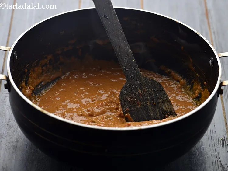 स्टेप 20 – <strong>पाव भाजी फोन्ड्यु</strong> को अच्छी तरह मिला लें और मध्यम …