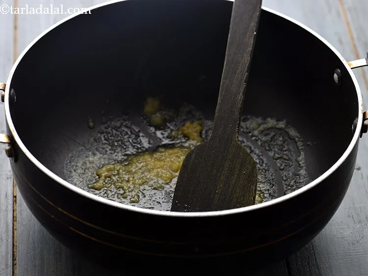 स्टेप 4 – मध्यम आंच पर ३० सेकंड के लिए भूनें।