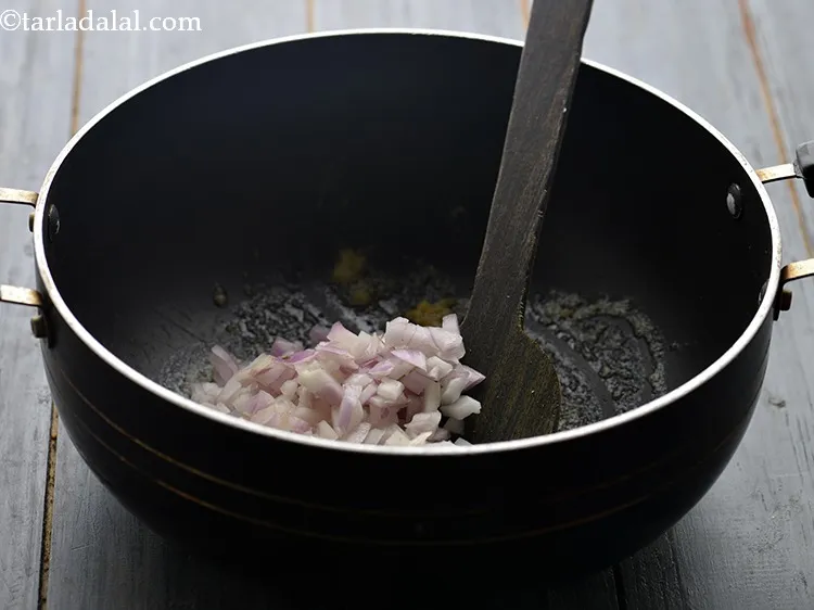 स्टेप 5 – प्याज़ डालें।