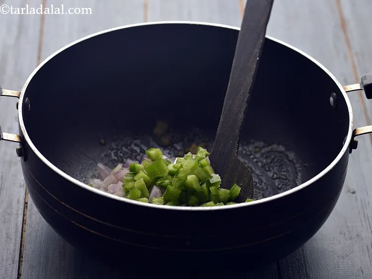 स्टेप 6 – शिमला मिर्च डालें।