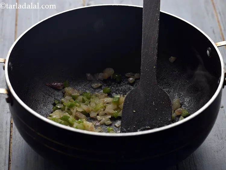 स्टेप 7 – मध्यम आंच पर २ मिनट के लिए या प्याज के …