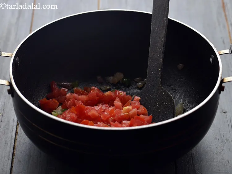 स्टेप 8 – टमाटर डालें। आप उबली हुई मिश्रित सब्जियां जैसे फूलगोभी, मटर …