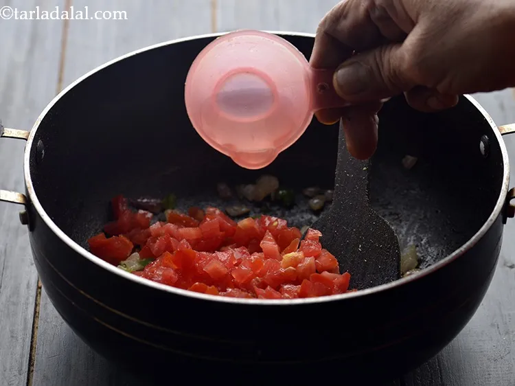 स्टेप 9 – साथ ही, १ टेबल स्पून पानी भी डाल दें।