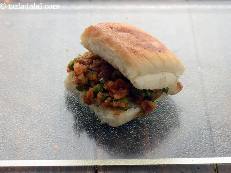 Step 23 – Repeat steps 22 and 23 to prepare other <strong>pav bhaji sandwiches</strong>.