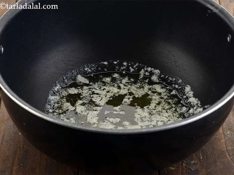 स्टेप 11 – <strong>स्ट्री-स्टाइल भाजी </strong>के लिए, एक गहरी नॉन-स्टिक पैन या कढ़ाई …