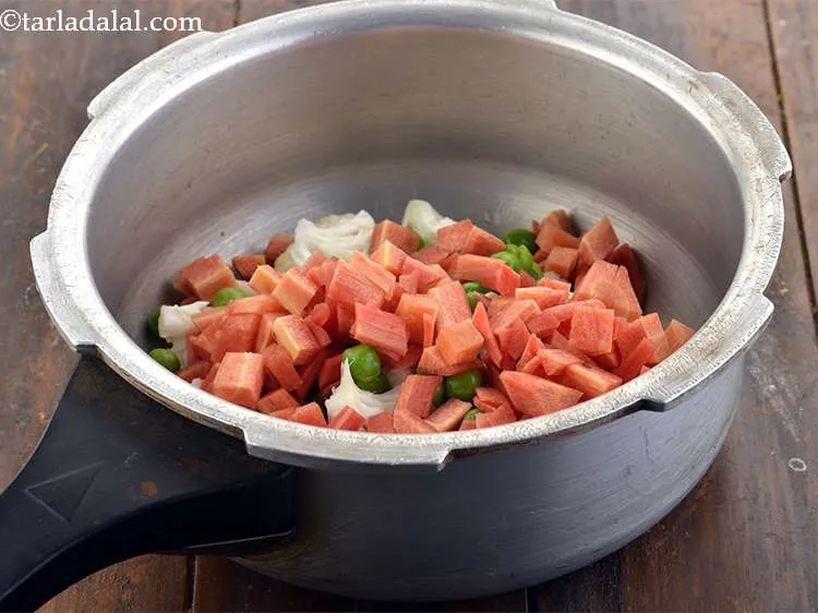 स्टेप 5 – साथ ही, गाजर डालें।