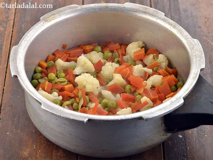 स्टेप 7 – ढक्कन बंद करें और २ सीटी के लिए प्रेशर कुक …