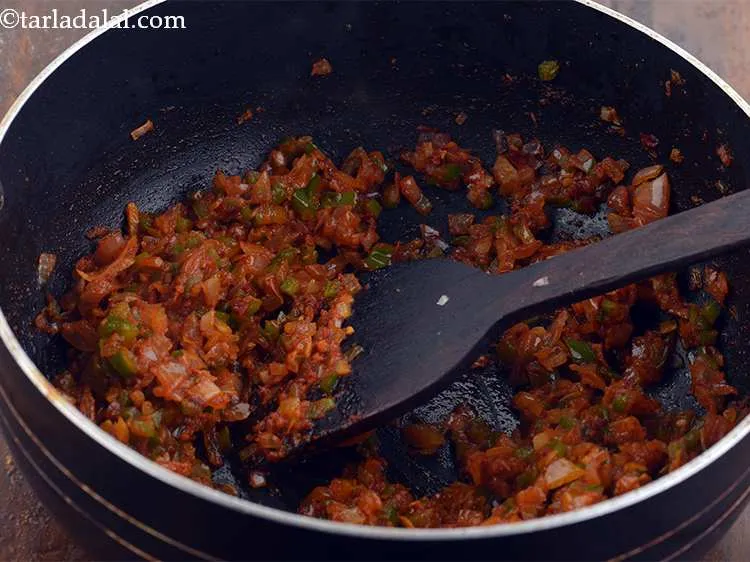 स्टेप 11 – अब शिमला मिर्च डालें और १ मिनट के लिए भून …