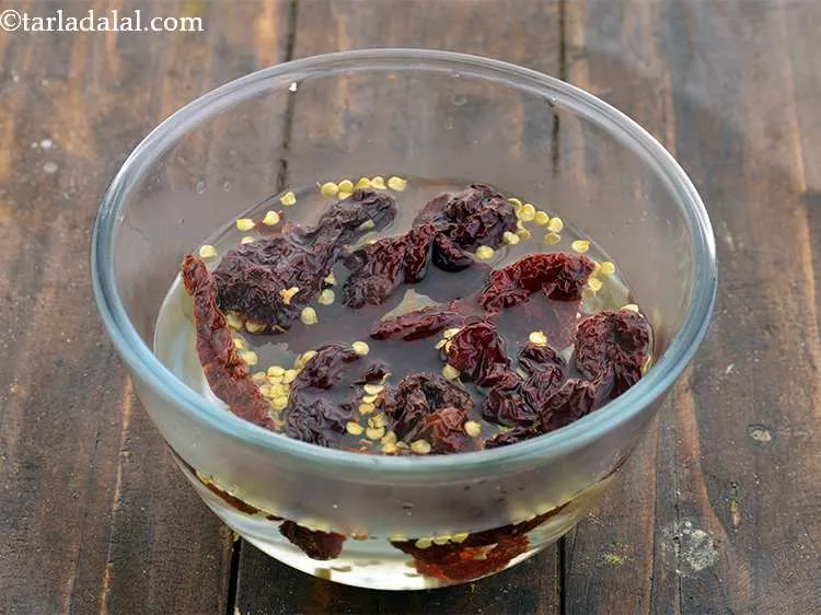 स्टेप 3 – १/३ कप गरम पानी डालें।