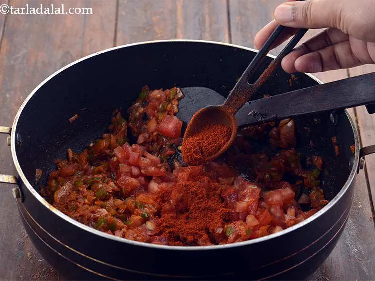 स्टेप 13 – मिर्च पाउडर डालें। इसे जीवंत रंग देने के लिए आप …