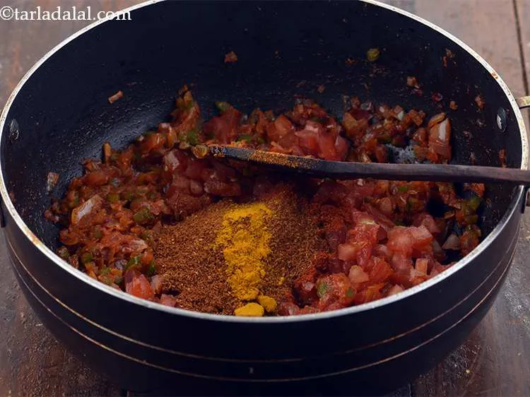 स्टेप 15 – हल्दी पाउडर और स्वादानुसार नमक डालें। हल्दी पाउडर पूरी तरह …