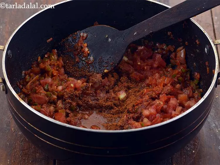 स्टेप 16 – १/४ कप पानी डालें।