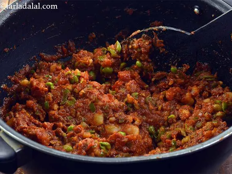 स्टेप 24 – लगभग १ कप पानी डालें और अच्छी तरह मिलाएं।