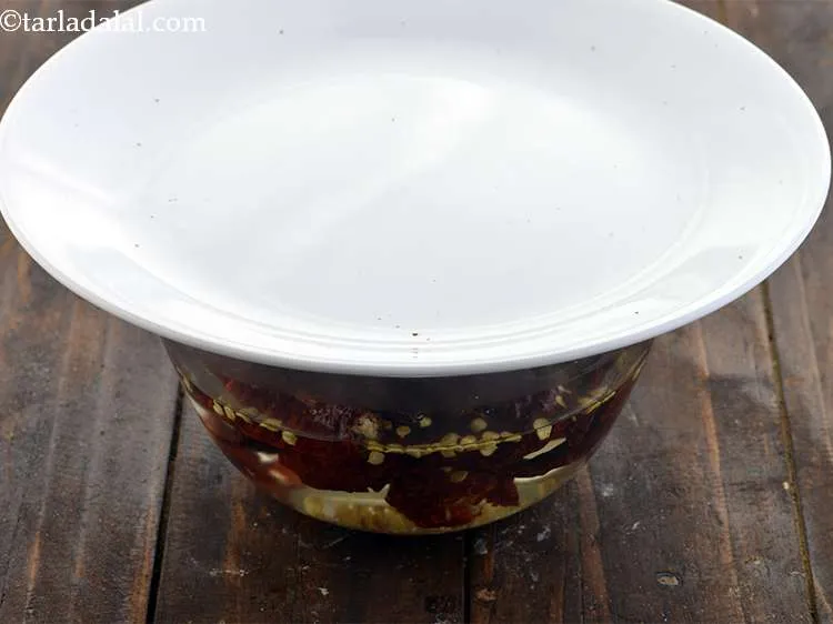 स्टेप 4 – एक प्लेट के साथ कवर करें और उन्हें कम से …