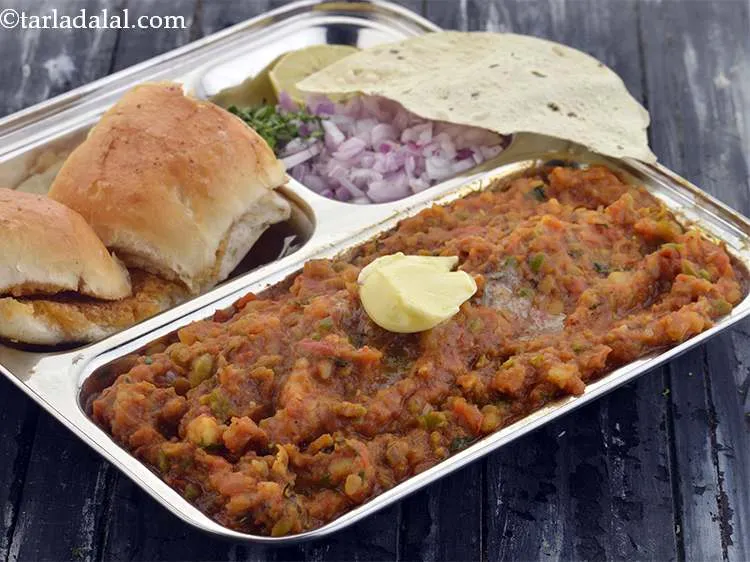 स्टेप 29 – <strong>गरम भाजी को पाव,</strong> प्याज़, नींबू वेज और पापड़ के …