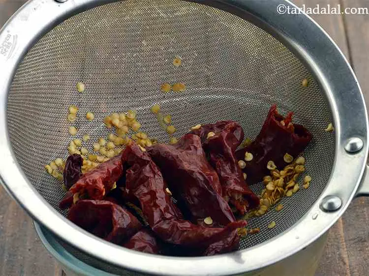 स्टेप 6 – एक छलनी की सहायता से अतिरिक्त पानी को छान लें।