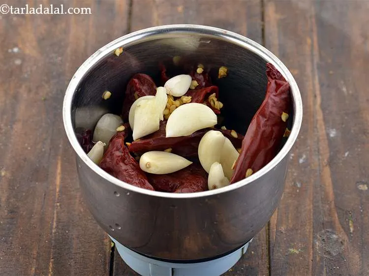 स्टेप 8 – छीली हुइ लहसुन की लौंग डालें।