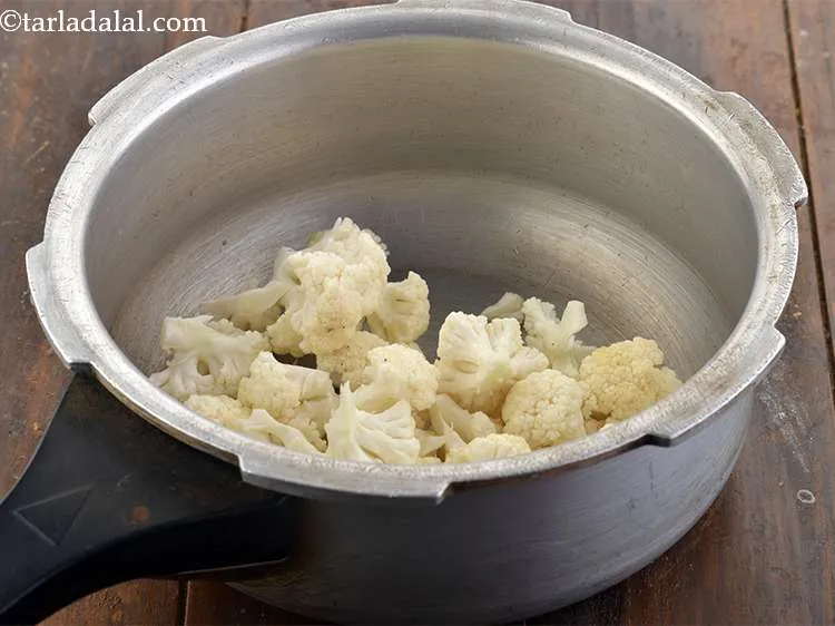 स्टेप 3 – <strong>पाव भाजी रेसिपी </strong>के लिए भाजी बनाने के लिए, प्रेशर …