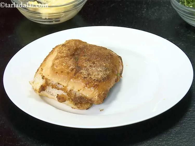 स्टेप 10 – पाव को एक सर्विंग प्लेट पर रखें। यदि आप इसे …