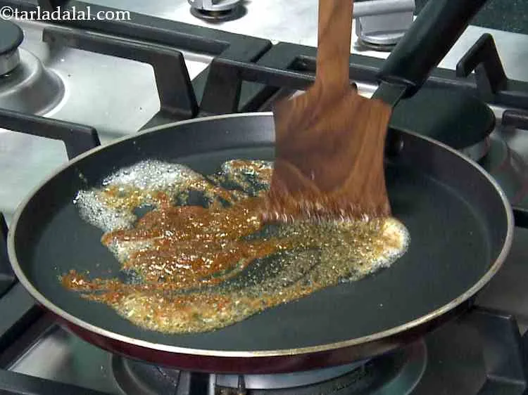 स्टेप 7 – तैयार सूखे मसाले का एक भाग डालें, अच्छी तरह मिलाएं …