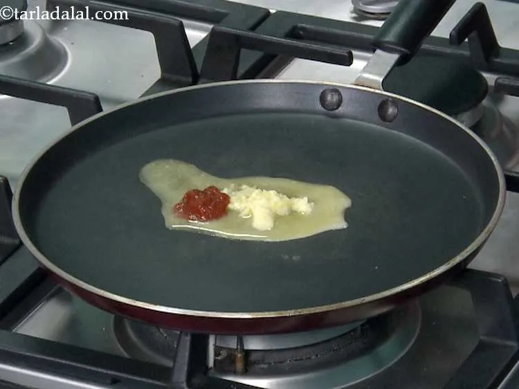 स्टेप 6 – मक्खन के पिघलने के बाद, १/२ टी-स्पून लहसुन की चटनी …