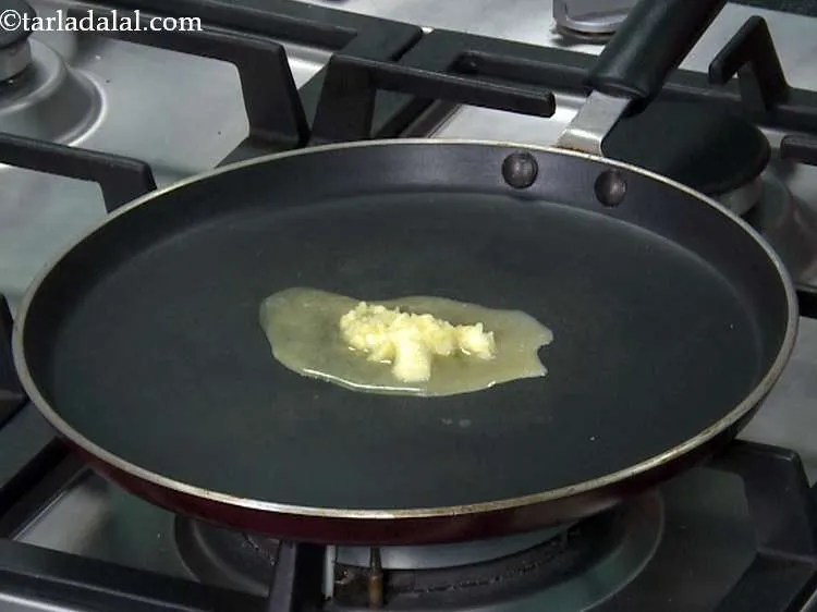 स्टेप 5 – एक नॉन-स्टिक तवा गरम करें और उस पर १ १/२ …