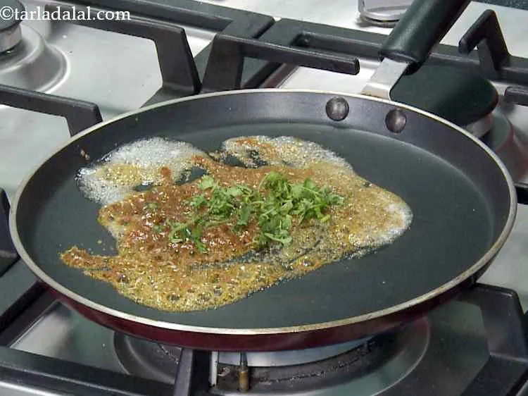स्टेप 8 – धनिया डालें। यह एक ताजा जायका जोड देगा।