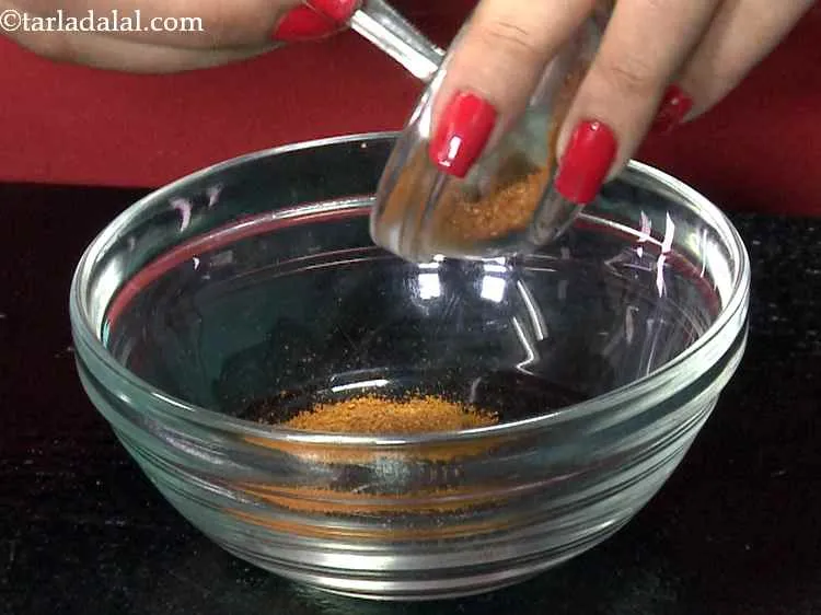 स्टेप 2 – इसमें गरम मसाला डालें।