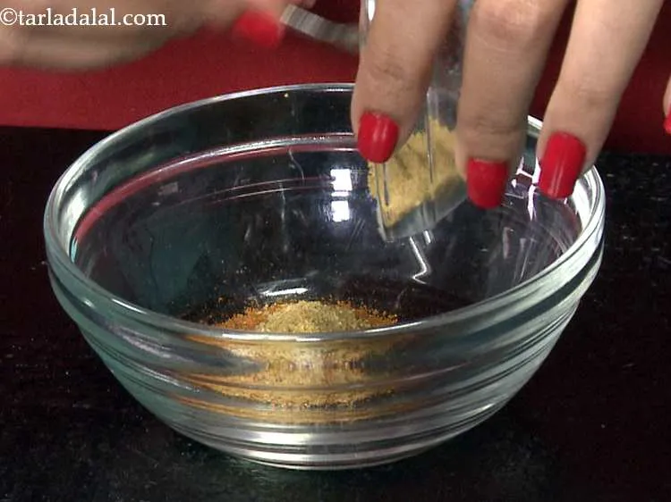 स्टेप 3 – धनिया-जीरा पाउडर डालें।